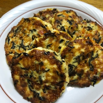 ひじきと豆腐で作れて簡単！
にんじんもあったので、少し足して美味しく頂きました♪